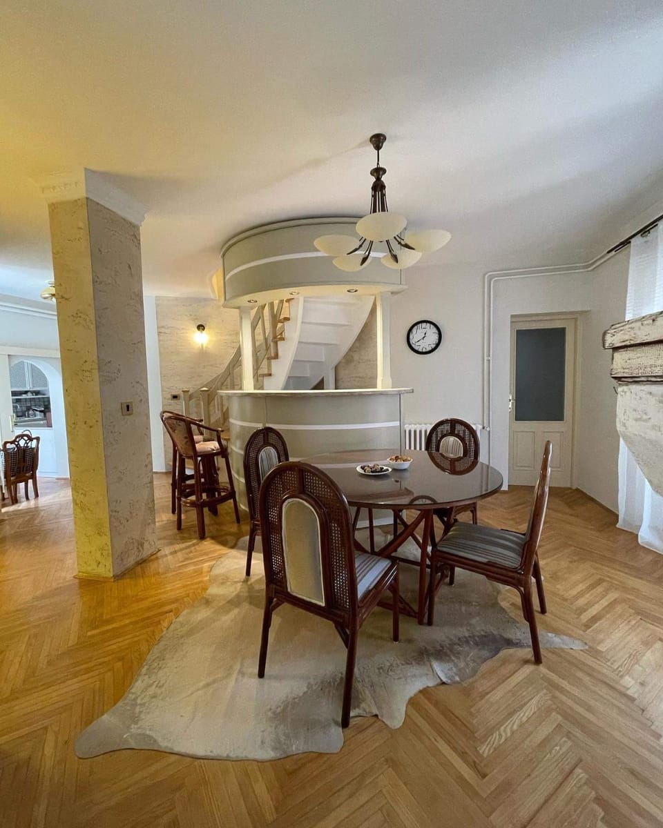 Living room, Lounge or bar, Seating area, Dining area, flat iron, oven