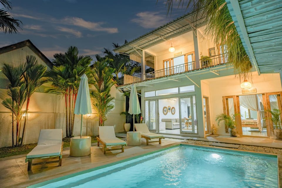 Property building, Night, Garden, Swimming pool, sunbed