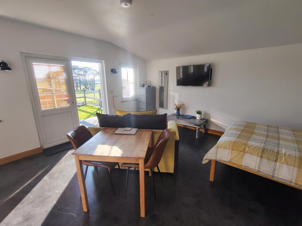 TV and multimedia, Seating area, Dining area