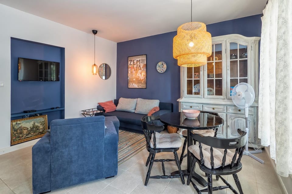 TV and multimedia, Living room, Seating area, Dining area