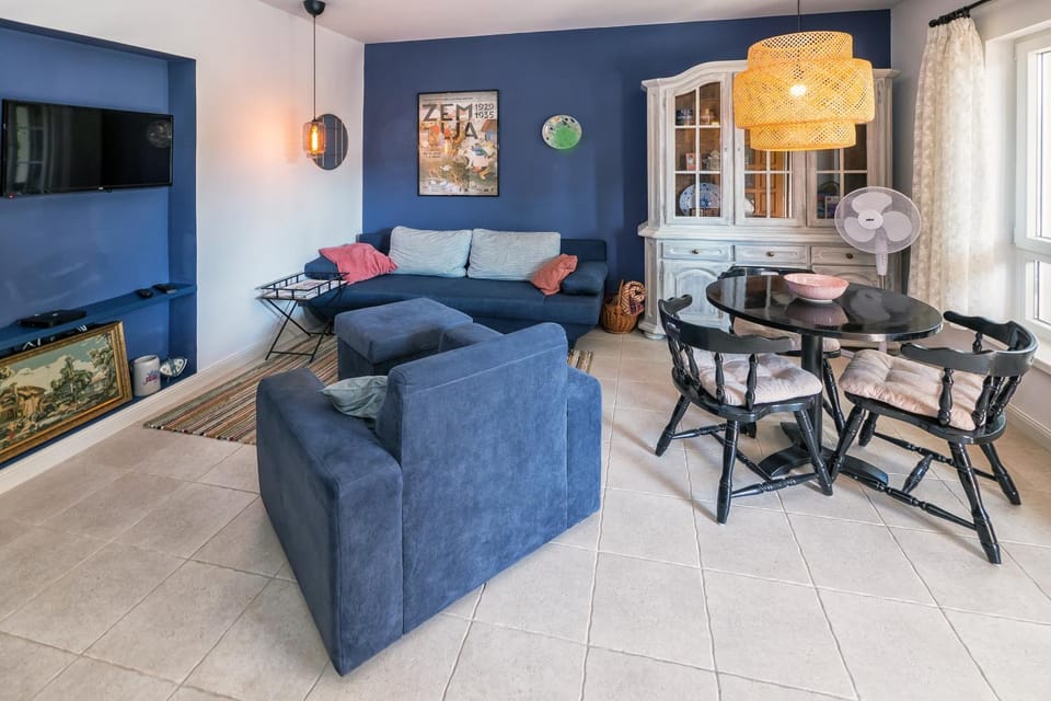 Communal lounge/ TV room, TV and multimedia, Living room, Seating area, Dining area, Evening entertainment