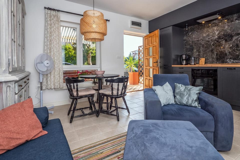 Kitchen or kitchenette, Living room, Seating area, Dining area