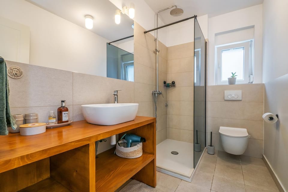Shower, Toilet, Bathroom, Bath, towels
