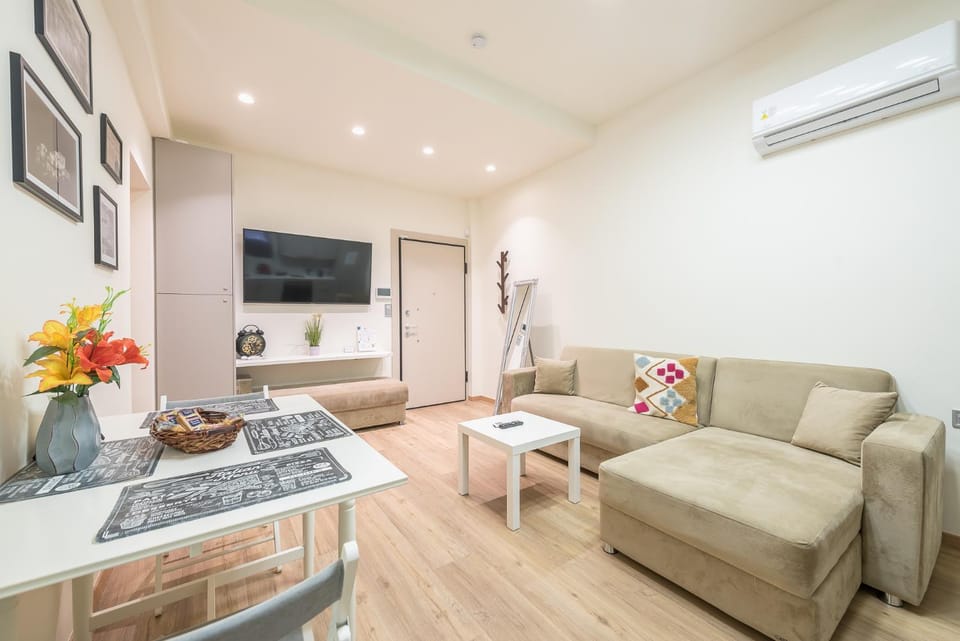 TV and multimedia, Kitchen or kitchenette, Living room, Seating area, Dining area, air conditioner