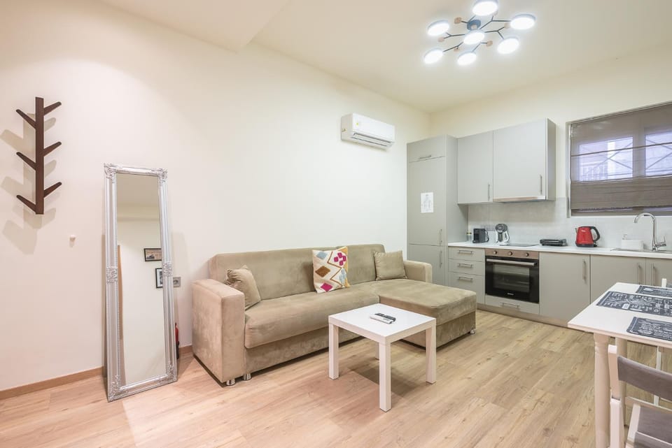 Kitchen or kitchenette, Living room, Seating area, Dining area, minibar, oven, pet friendly, stove, toaster