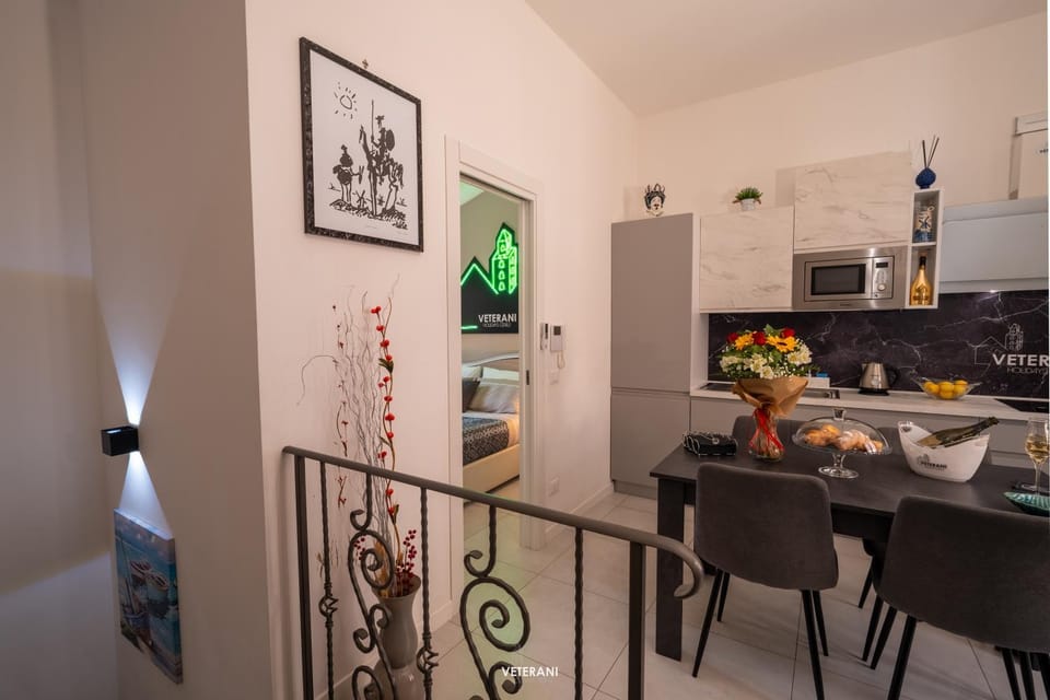 Kitchen or kitchenette, Food and drinks, Dining area, Food, minibar