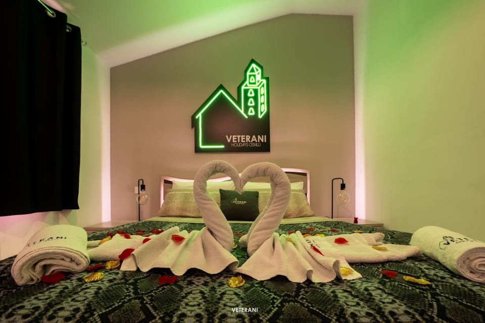 Bed, TV and multimedia, Photo of the whole room, Bedroom, towels