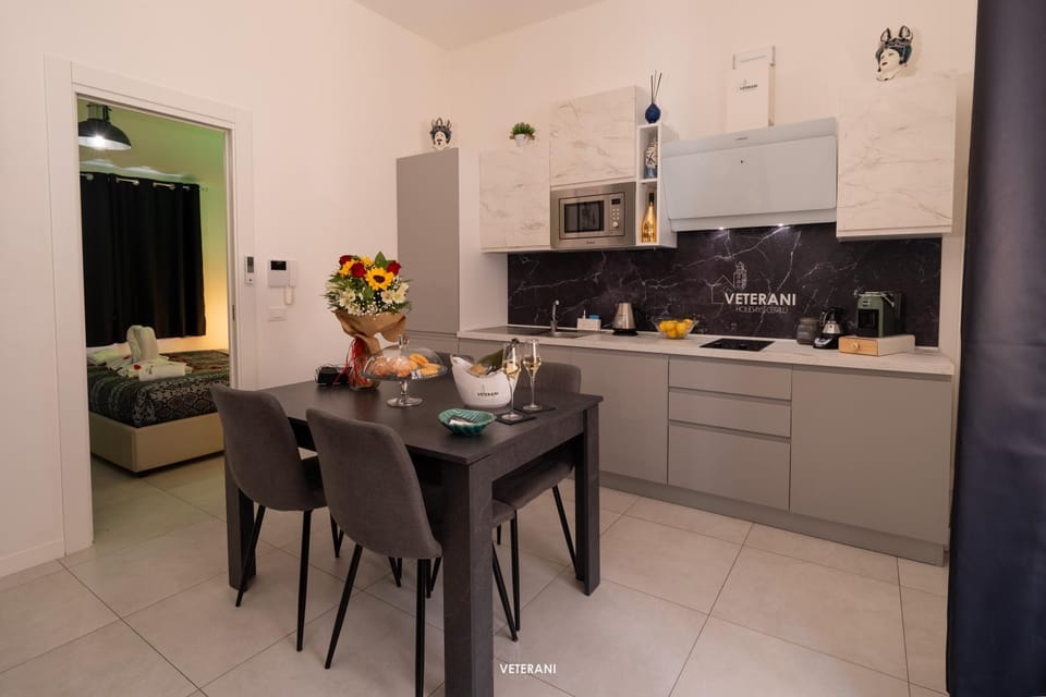 Kitchen or kitchenette, Dining area, minibar, oven, stove