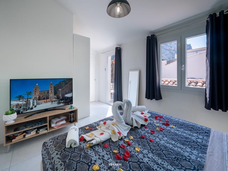 Bed, TV and multimedia, Photo of the whole room, Evening entertainment, Bedroom
