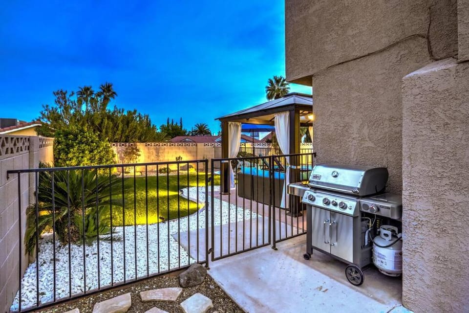Casa Lucaccini - Gym/Pool/Spa/ Prime Location 4BR Villa in Las Vegas