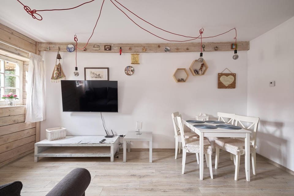 TV and multimedia, Living room, Seating area, Dining area