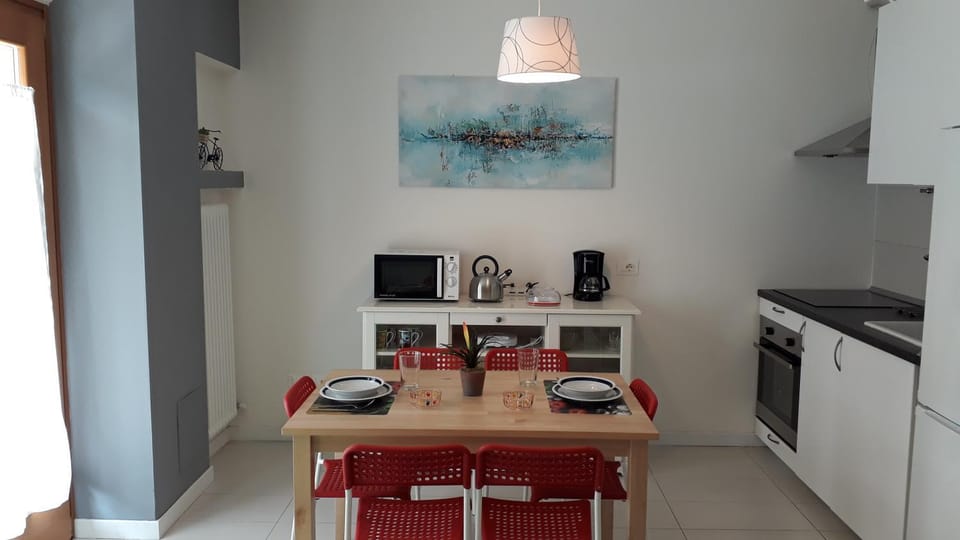 Coffee/tea facilities, Kitchen or kitchenette, Dining area