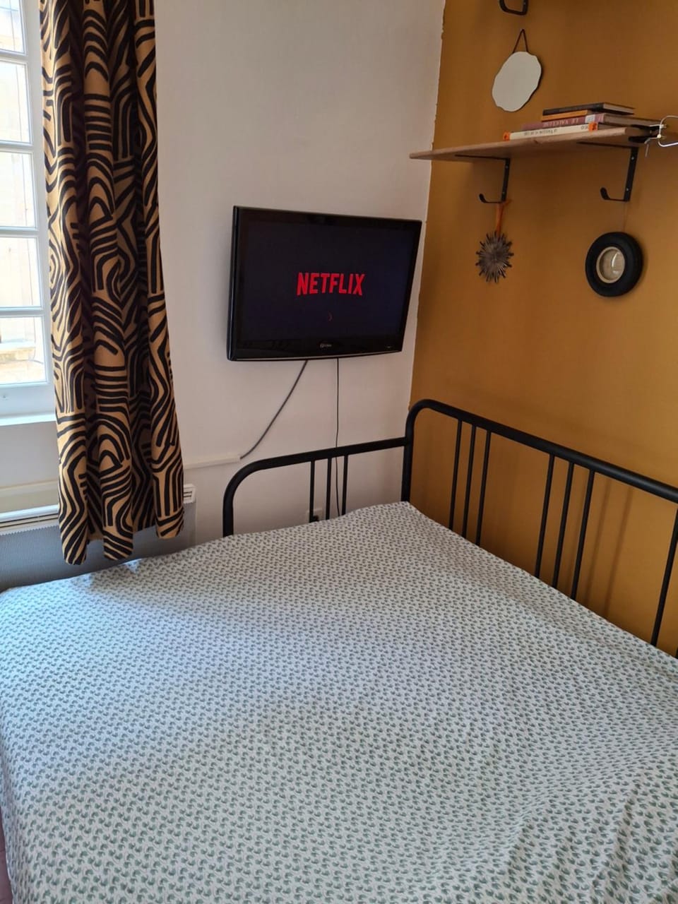 Bed, TV and multimedia, Bedroom