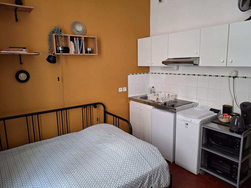 Bed, Kitchen or kitchenette, Photo of the whole room