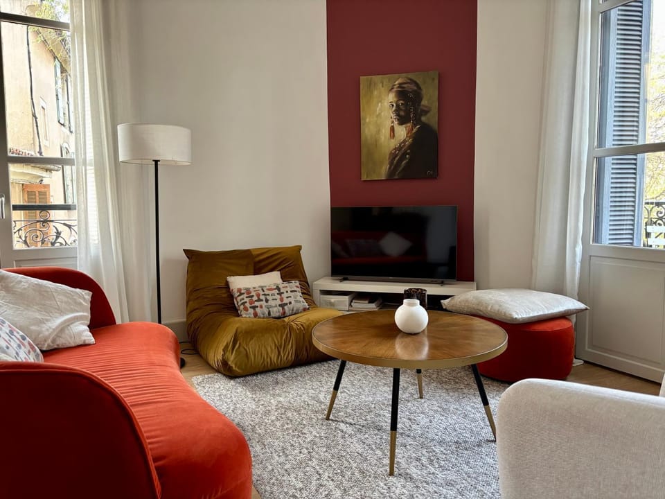 Nimes , appartement rénové dans immeuble classé. Apartment in Nimes