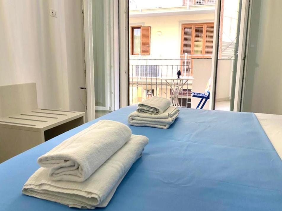 Bed, Balcony/Terrace, towels