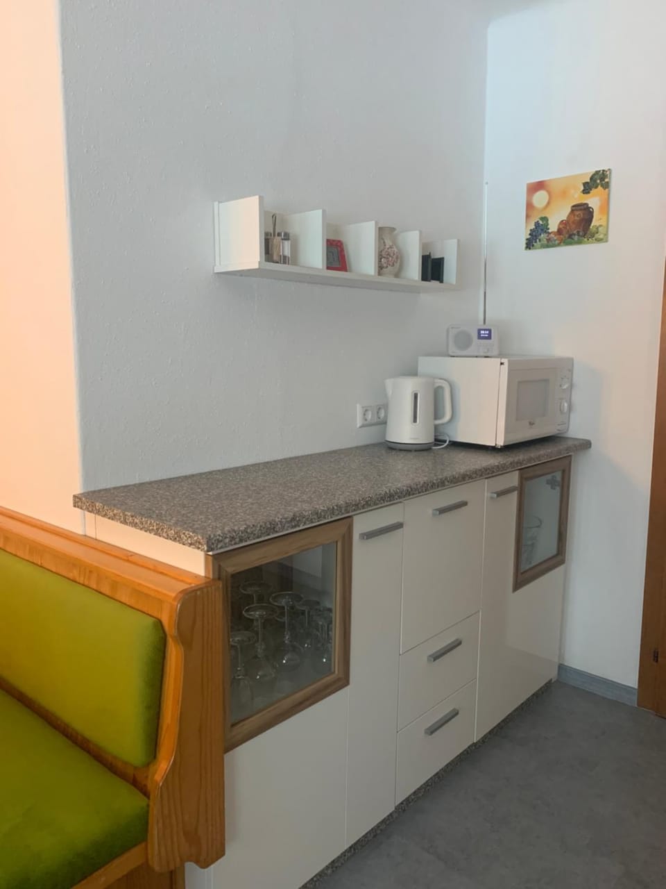 Kitchen or kitchenette, minibar