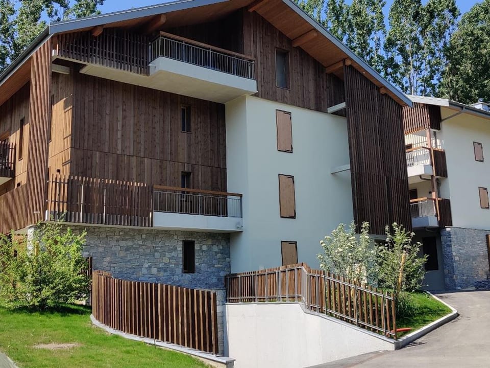Appartement neuf avec balcon et navette pour le ski - FR-1-624-113 Apartment in Morillon
