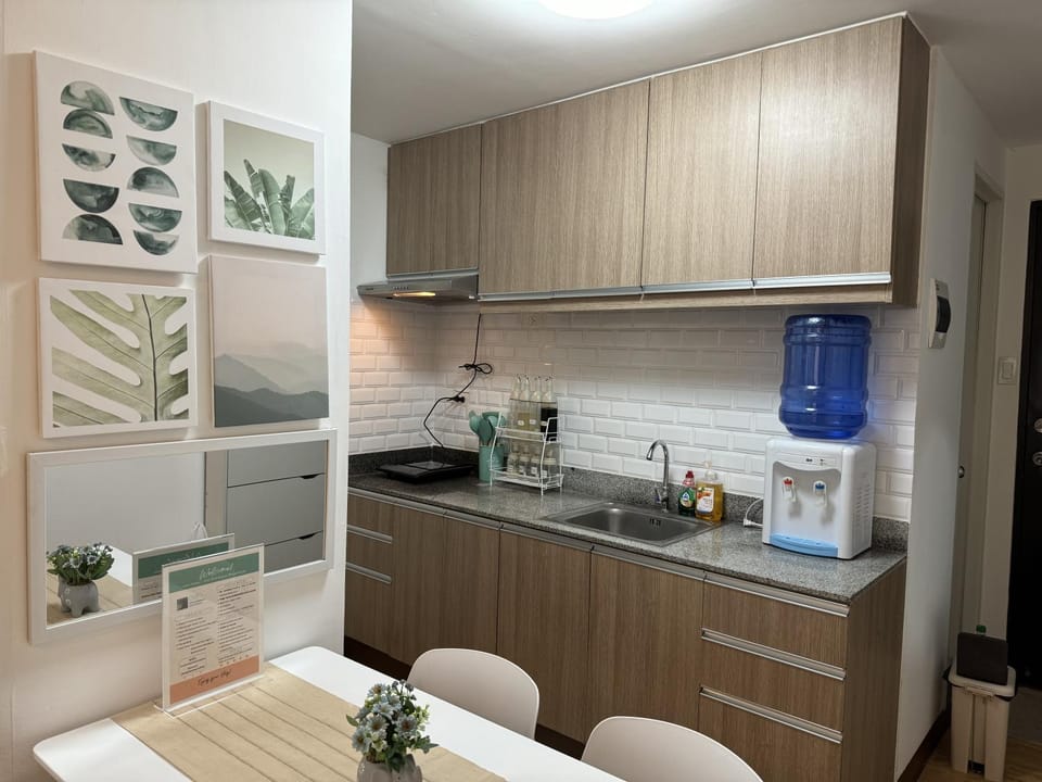 Coffee/tea facilities, Kitchen or kitchenette, stove