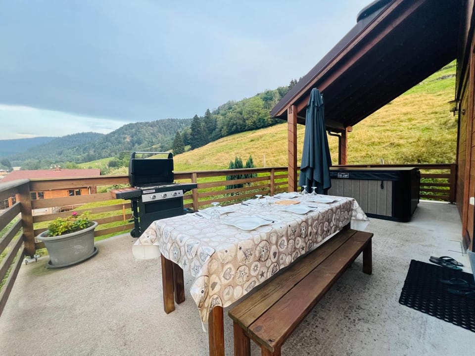 Casa de Monzel with 6-Person Jacuzzi & Panoramic View Chalet in La Bresse
