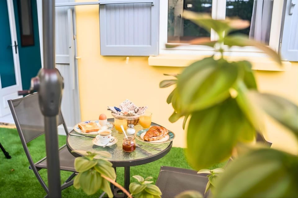 Patio, Day, Dining area