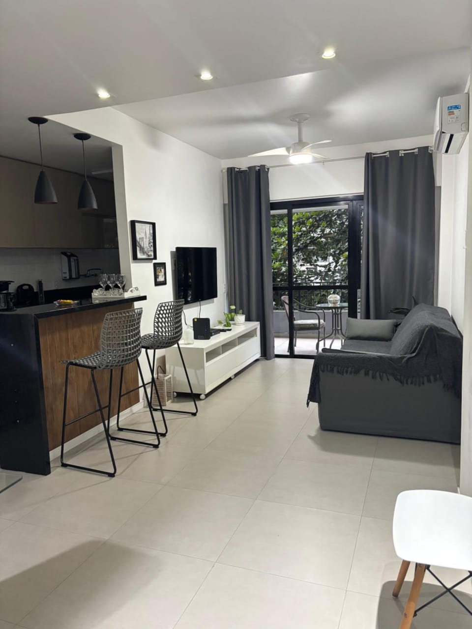 Apt perto da praia c vaga e arrumadeira e janelas anti ruídos Apartment in Rio de Janeiro