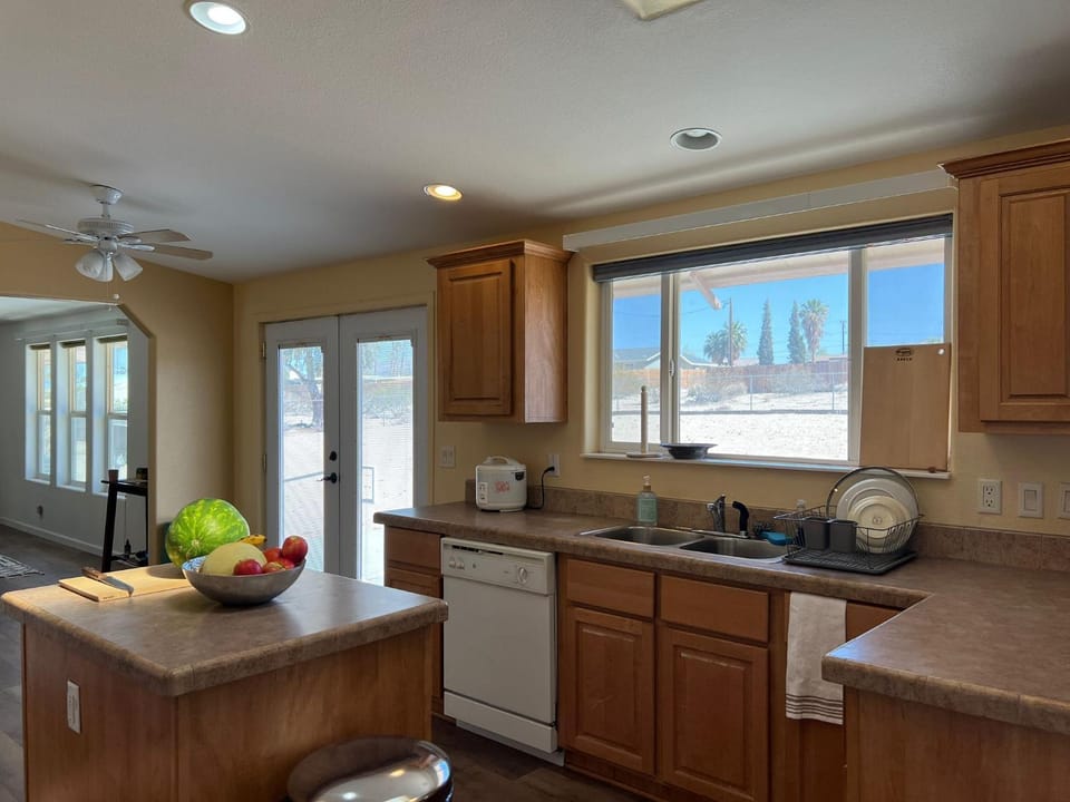 Kitchen or kitchenette, dishwasher, minibar, stove