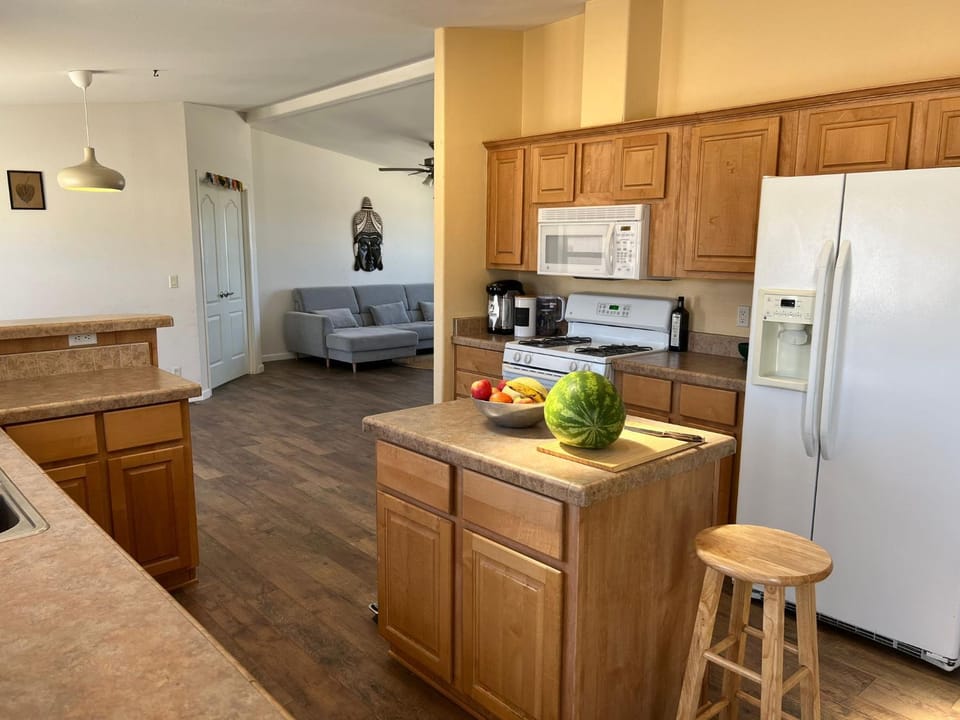 Kitchen or kitchenette, Food and drinks, Food, minibar, stove, toaster