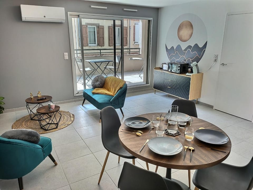 Living room, Dining area