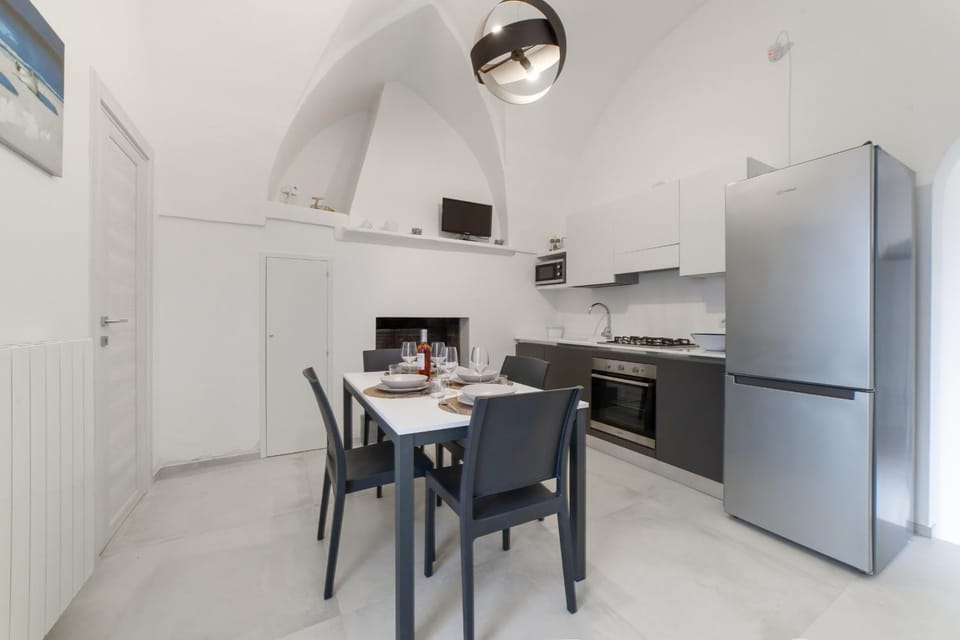 Kitchen or kitchenette, Dining area, dishwasher, oven, stove