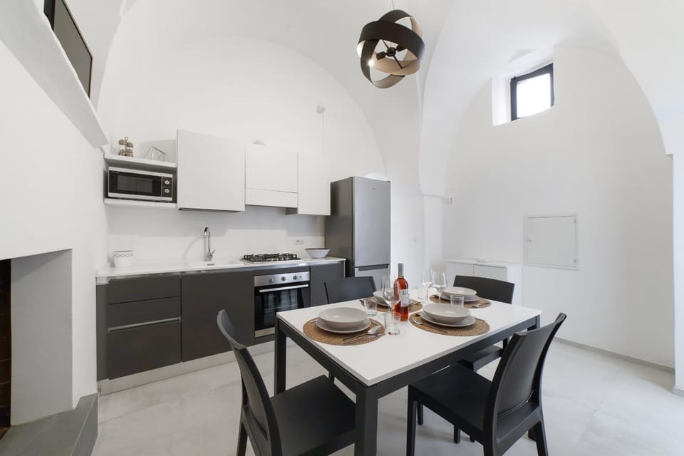 Kitchen or kitchenette, Dining area, stove