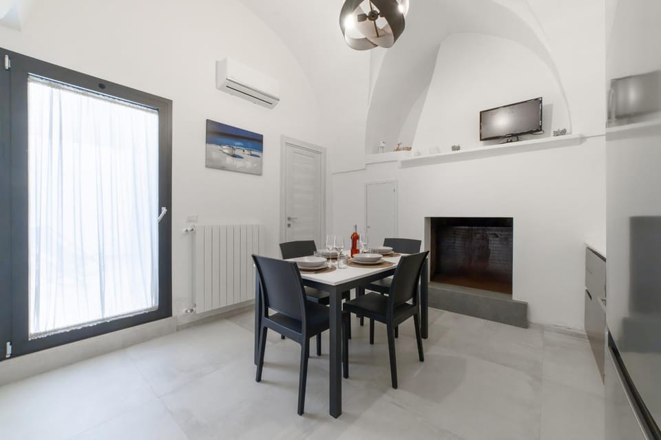 Kitchen or kitchenette, Dining area, air conditioner