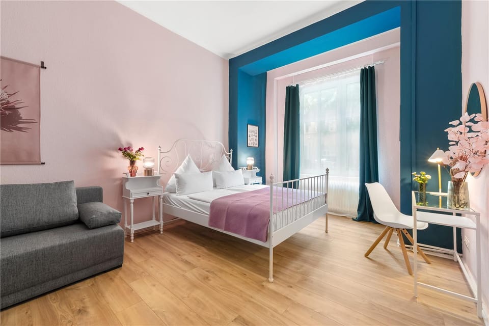 Bed, Photo of the whole room, Seating area, Bedroom