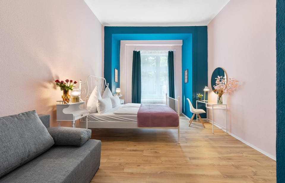 Bed, Photo of the whole room, Seating area, Bedroom