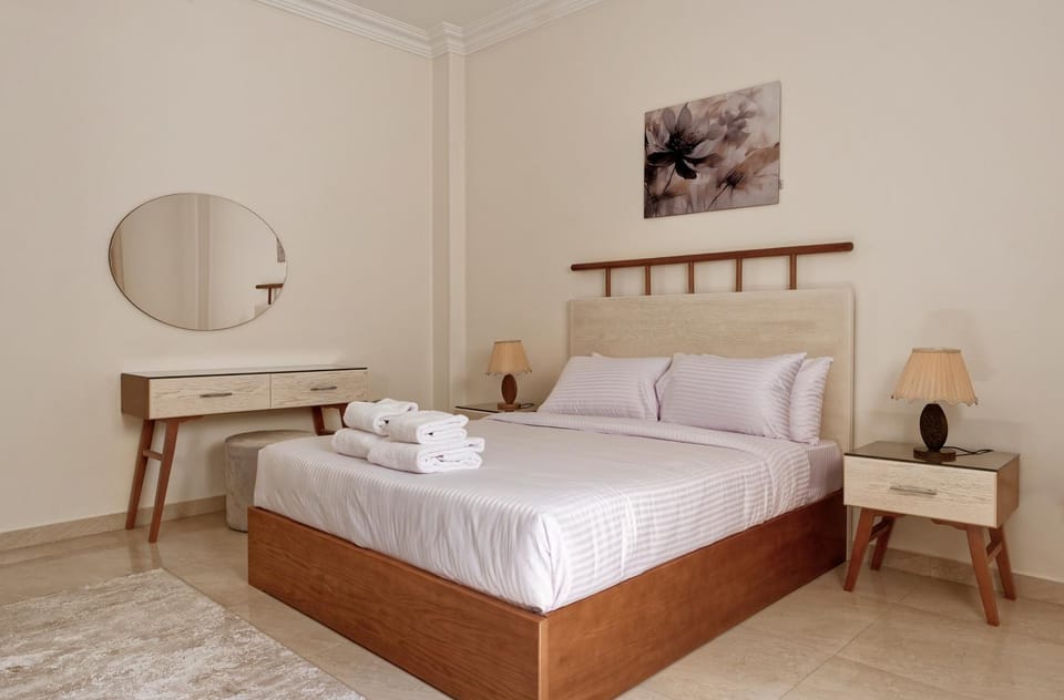 Bed, Photo of the whole room, Bedroom, towels