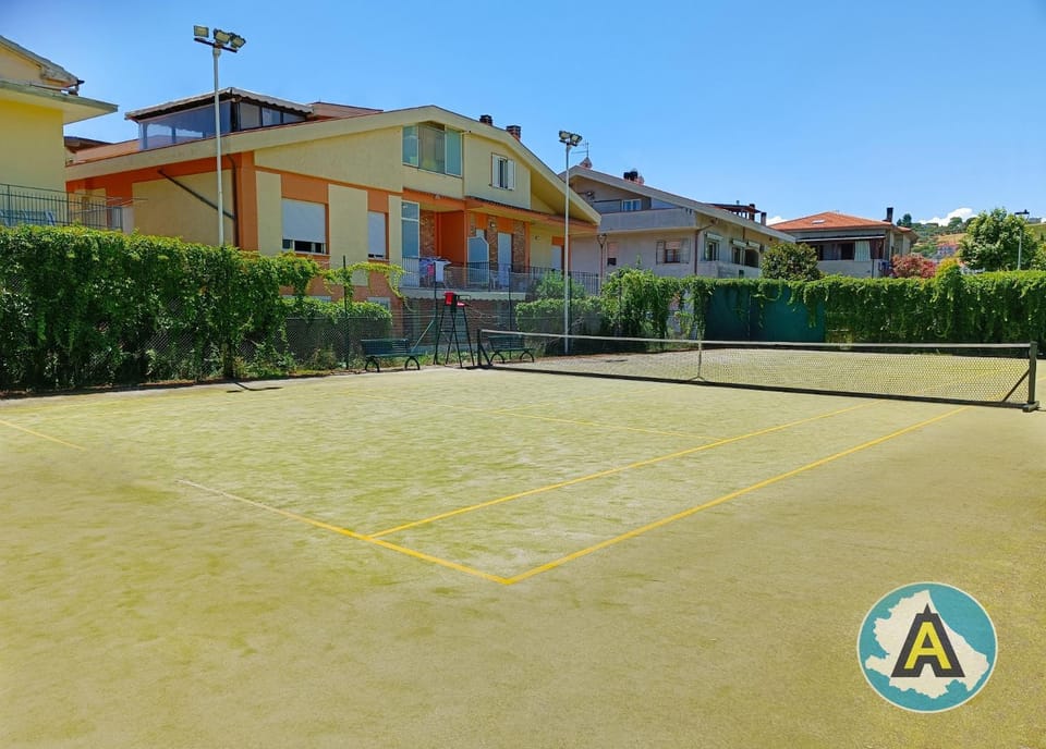 Tennis court, Tennis court