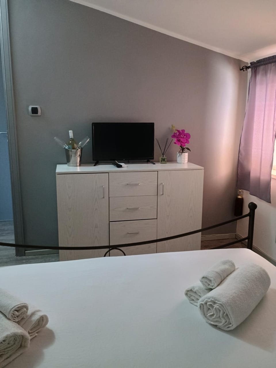 Bed, TV and multimedia, Bedroom