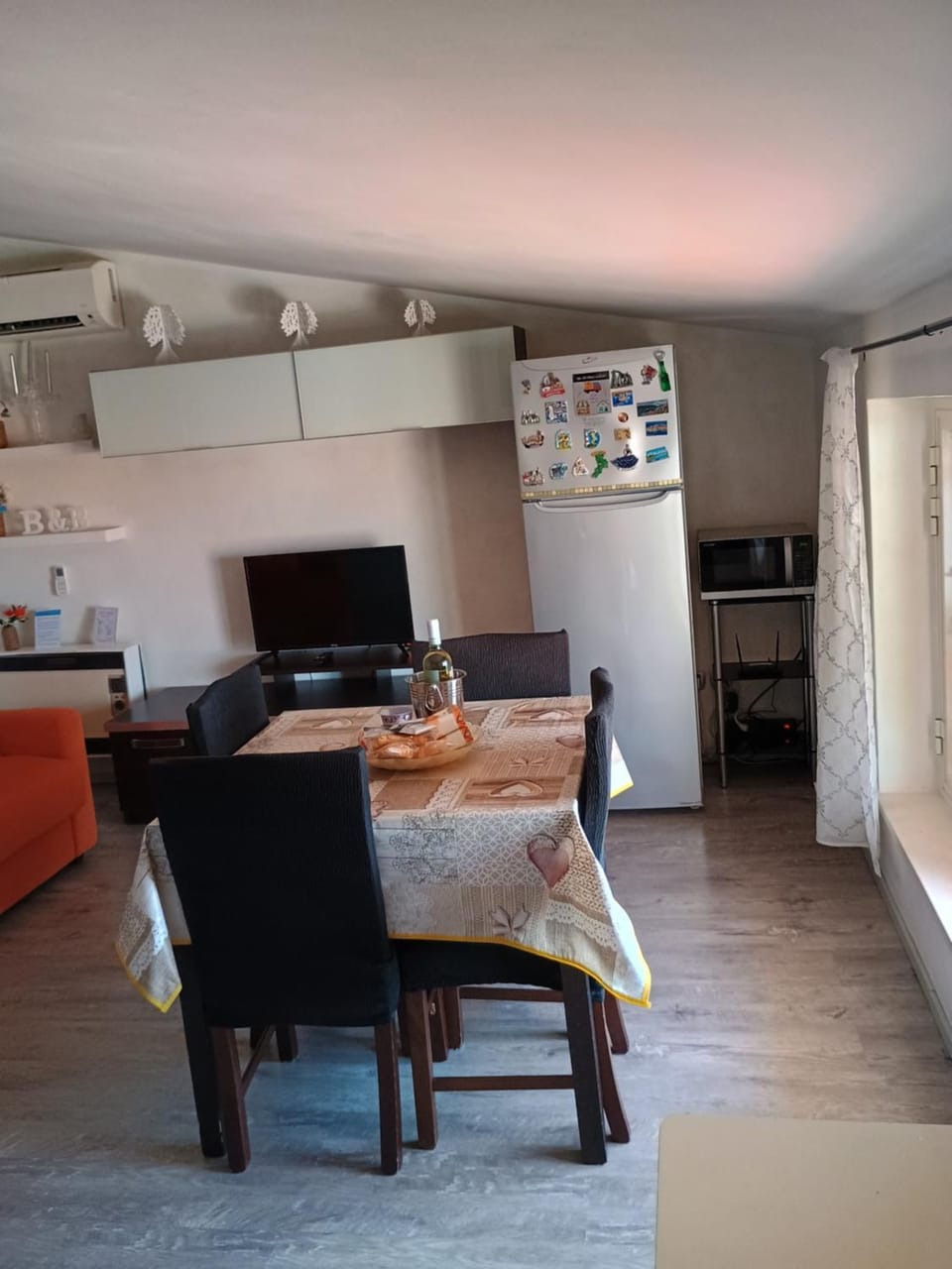TV and multimedia, Kitchen or kitchenette, Living room, Seating area, Dining area, oven, stove