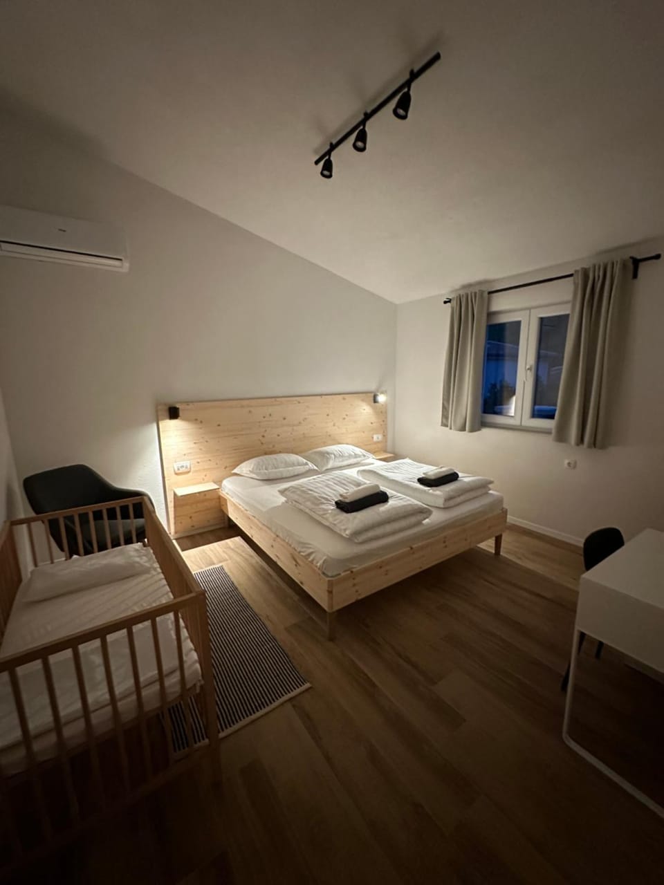 Bed, Photo of the whole room, Bedroom, towels