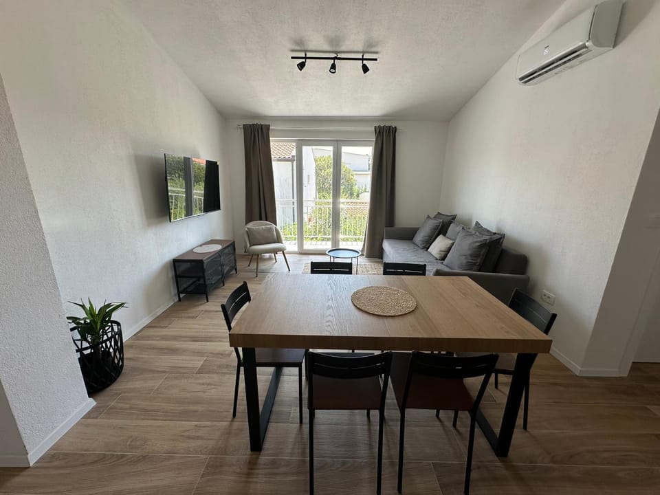 TV and multimedia, Living room, Seating area, Dining area, air conditioner
