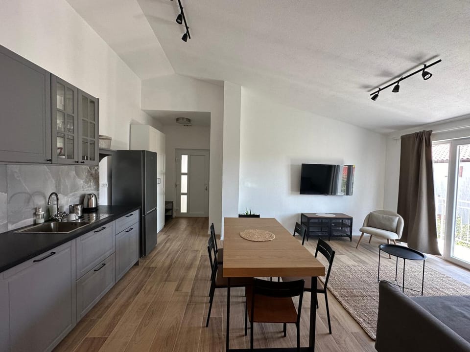 TV and multimedia, Kitchen or kitchenette, Living room, Seating area, Dining area, oven, pet friendly