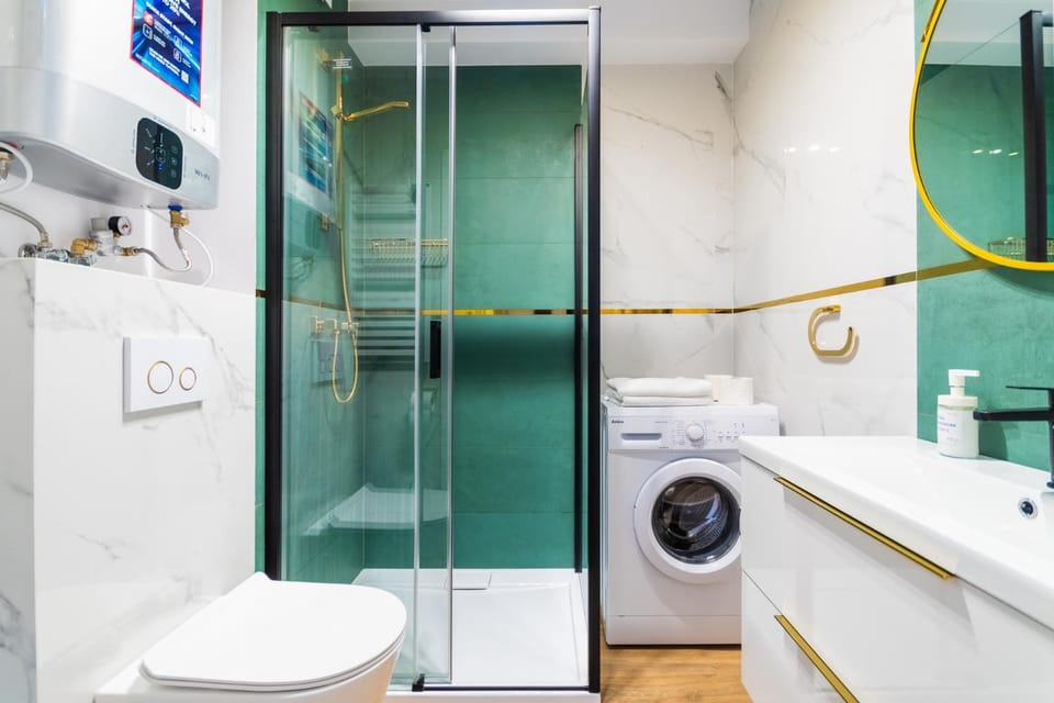 Shower, Toilet, Bathroom, towels, washing machine