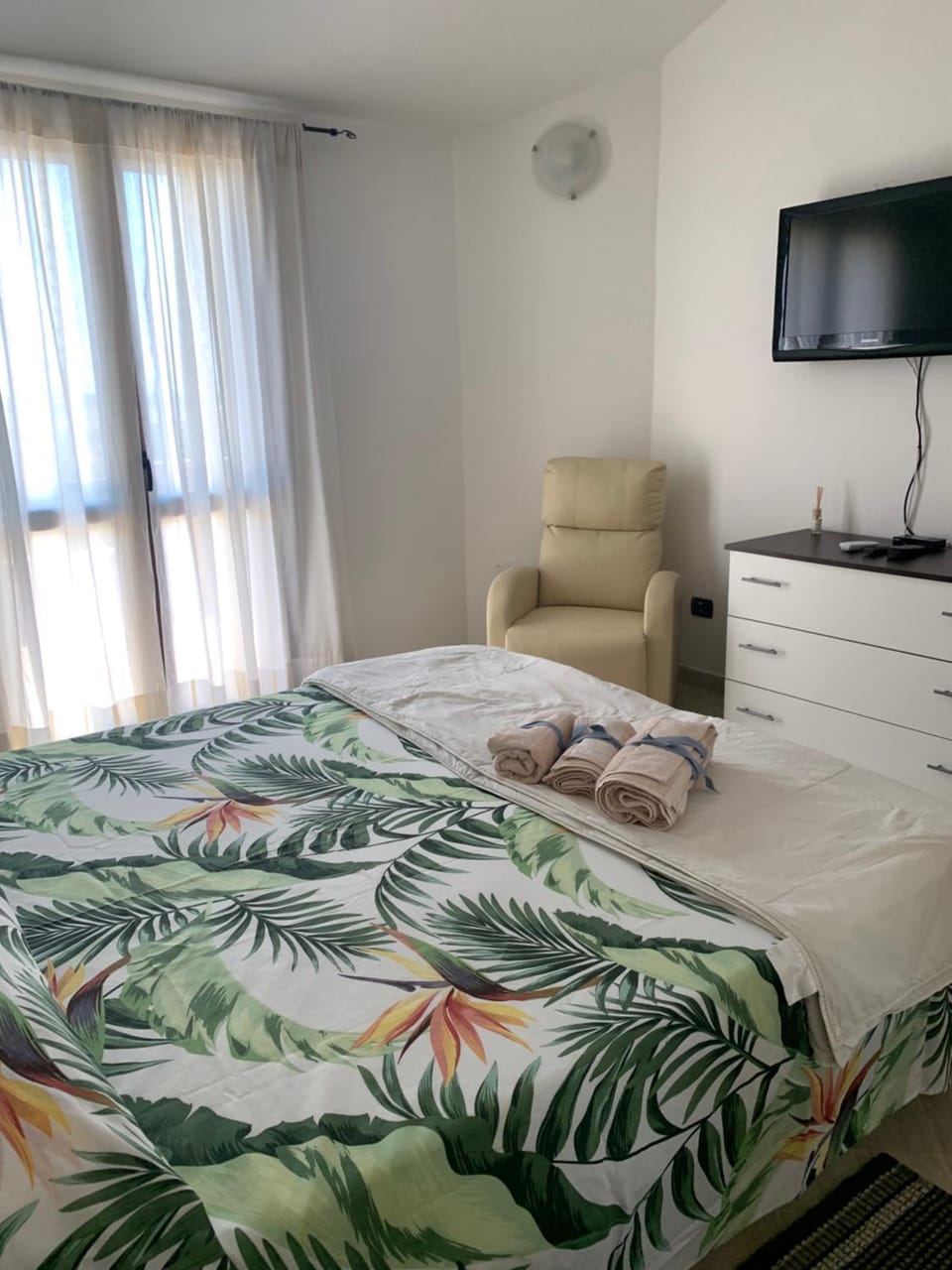 Bed, TV and multimedia, Photo of the whole room
