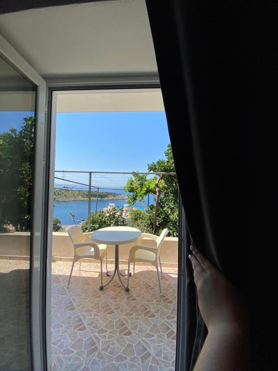 Seafront Rooms - Private Beach Access House in Sarandë