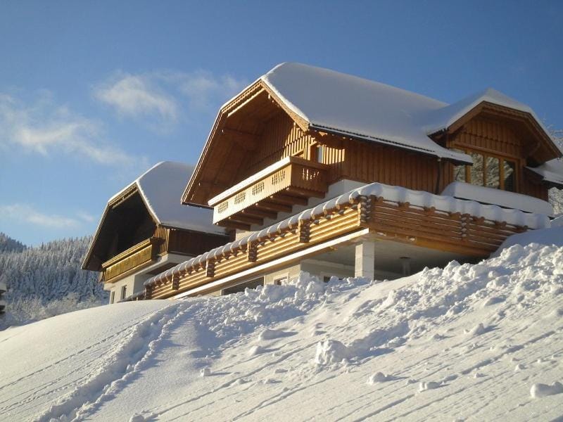 Facade/entrance, Winter, Area and facilities