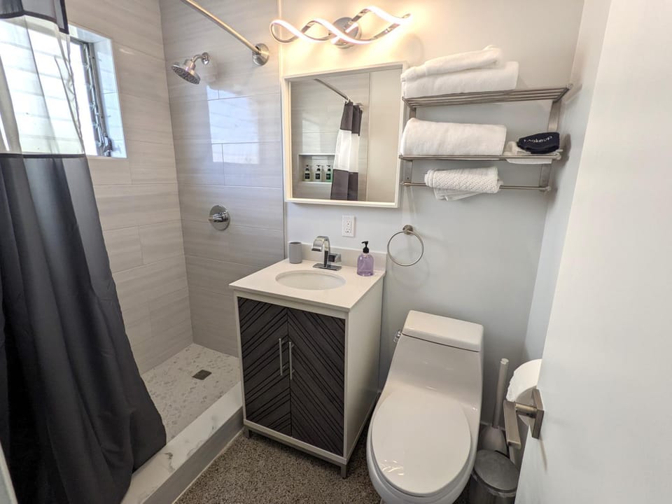 Shower, Bathroom, heating, heating, towels, towels