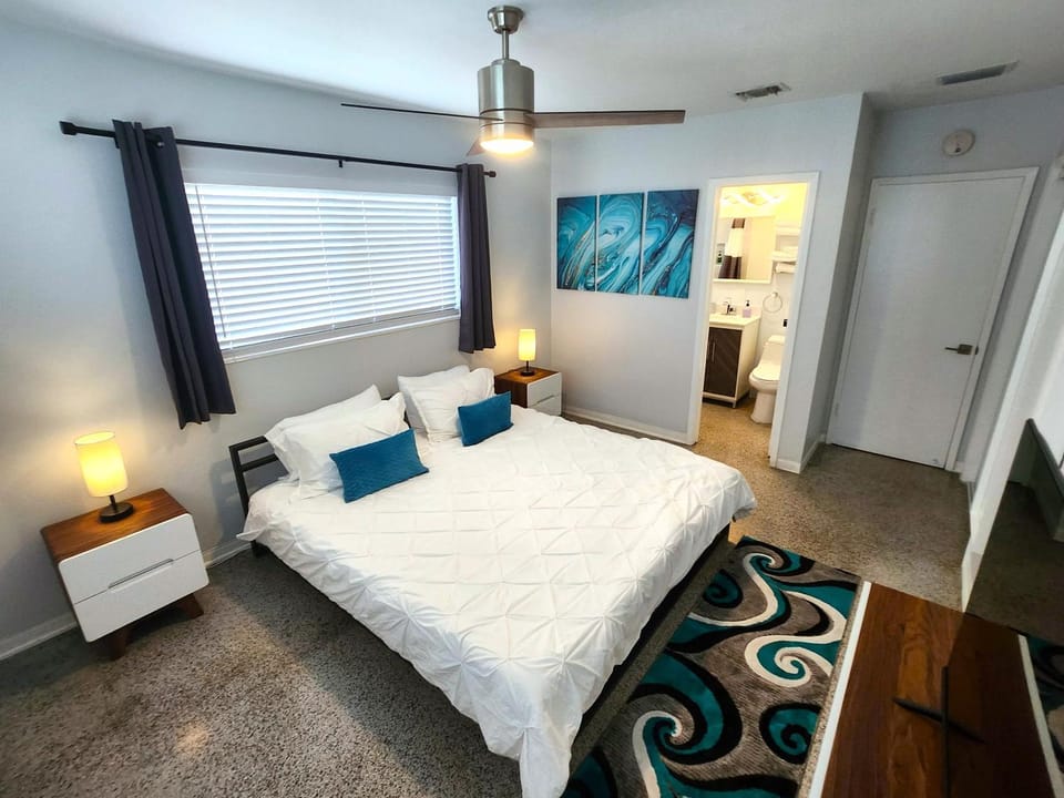 Bed, Bathroom, TV and multimedia, Photo of the whole room, Decorative detail, Bedroom, fireplace, furniture, furniture, hair dresser, storage, air conditioner, air conditioner
