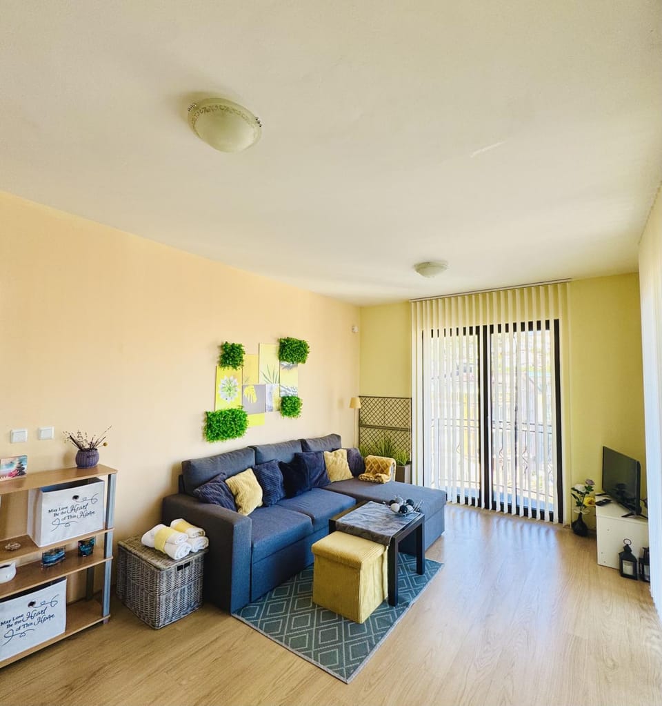 Communal lounge/ TV room, Bed, TV and multimedia, Balcony/Terrace, Living room, Photo of the whole room, Seating area