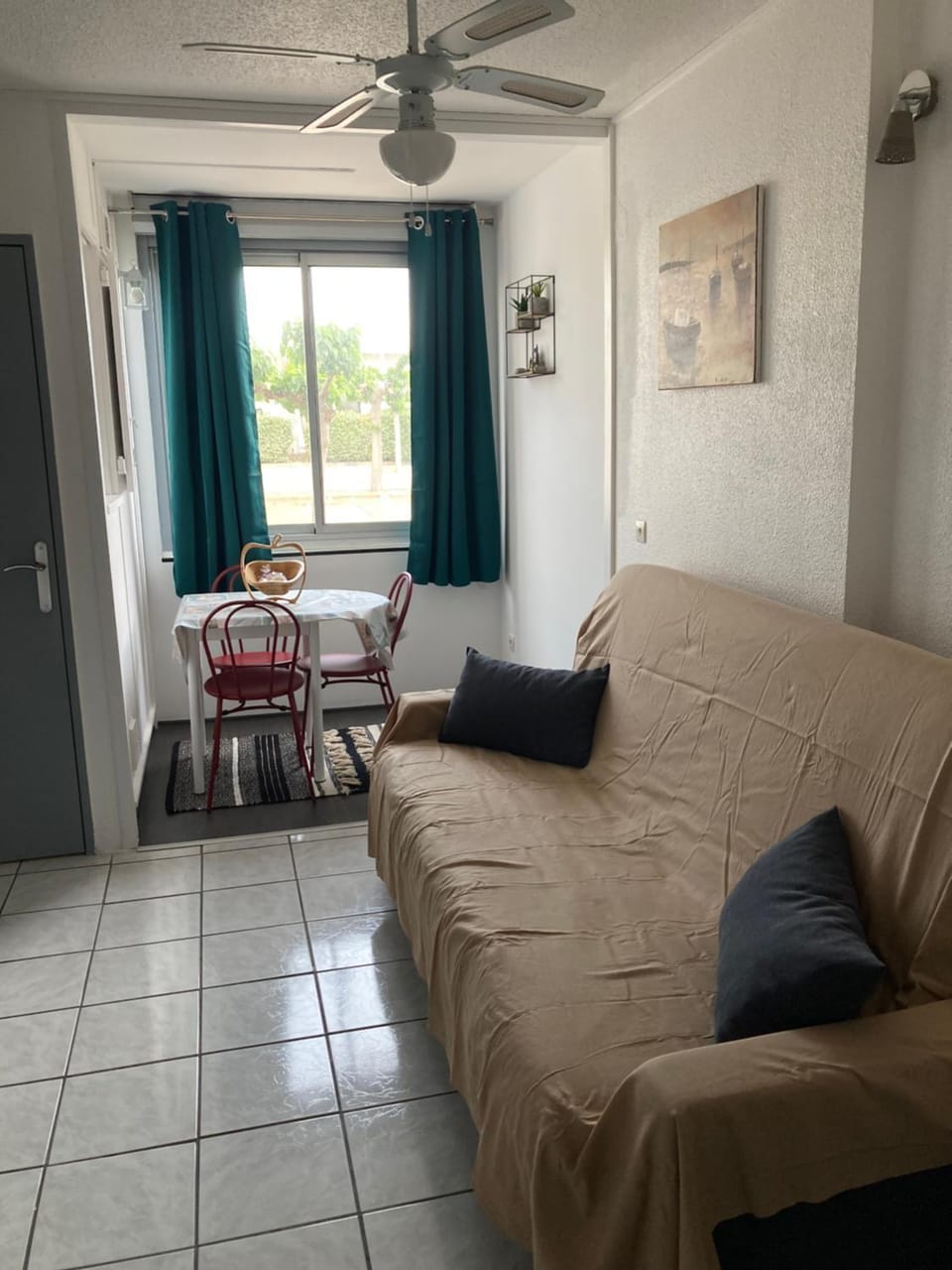 Bed, Seating area