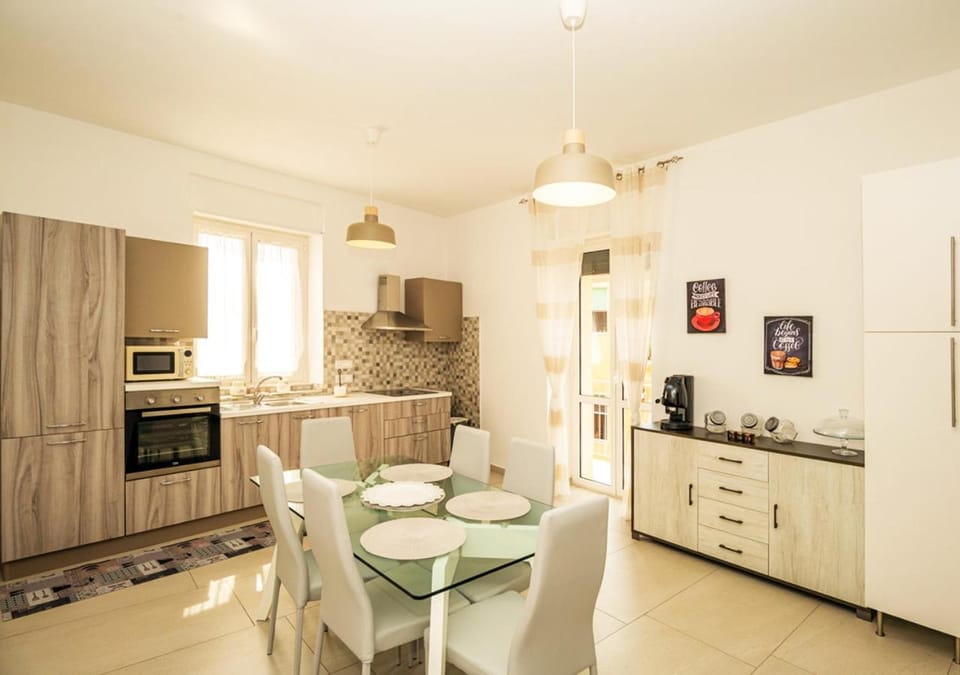 Kitchen or kitchenette, Dining area, kitchen